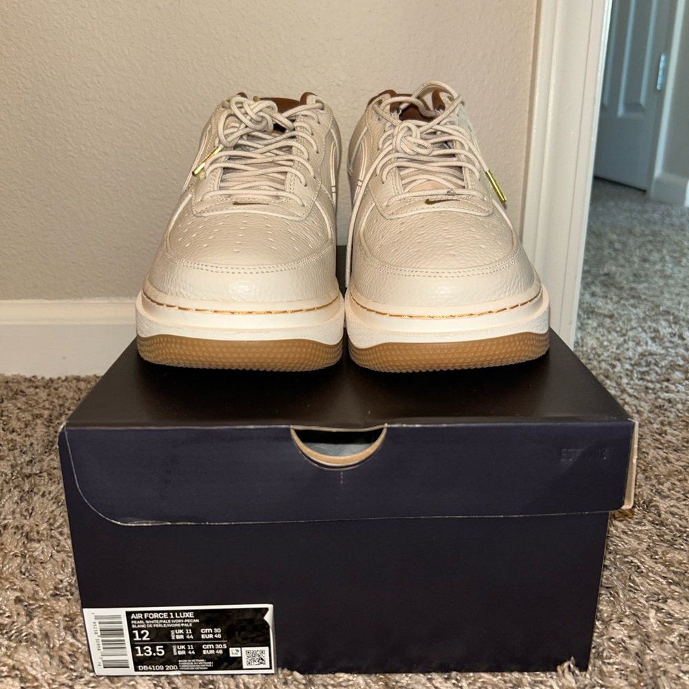 Nike AIR FORCE 1 LUXE NEW WITH BOX. Cream Sneakers Classic Design